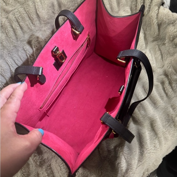 AUTHENTIC Louis Vuitton Black/Fuchsia Epi On The Go MM - Picture 11 of 16